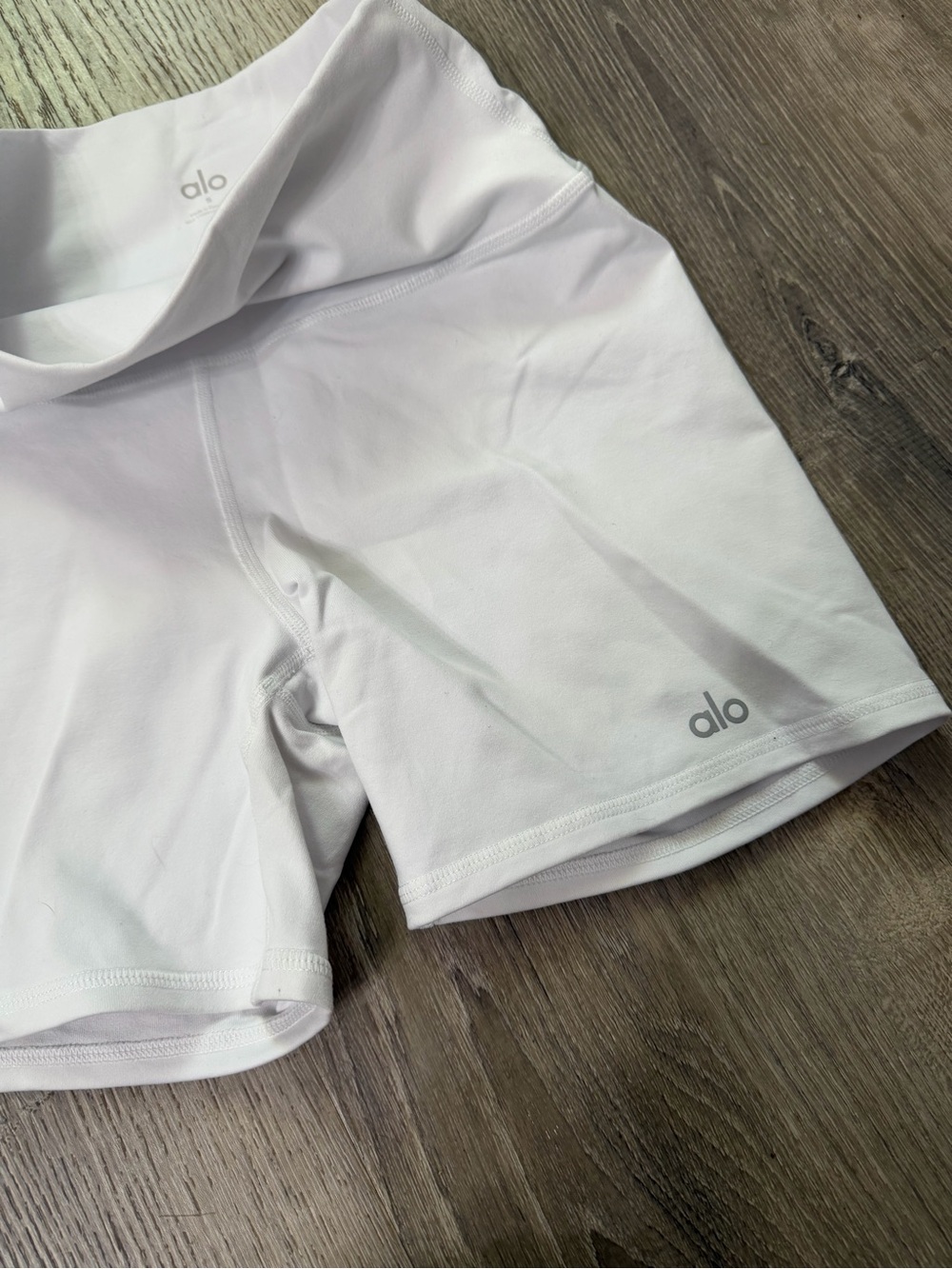 Alo Yoga 5” Airbrush High-Waist Biker Shorts White Size S - Picture 3 of 4